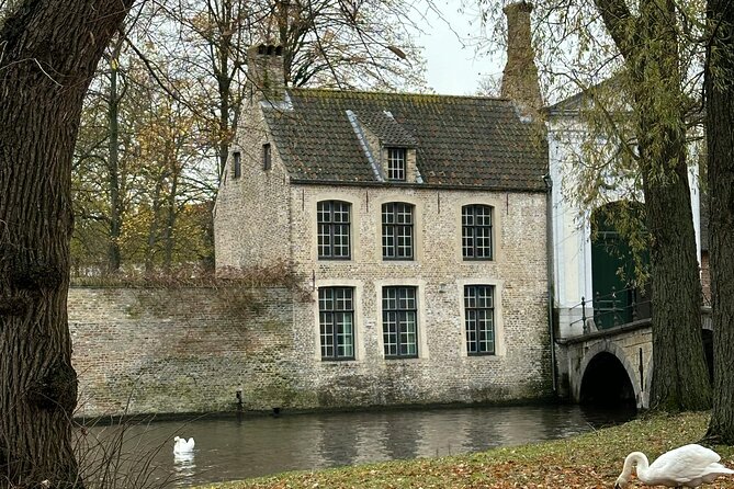 2-Hour Historical Walking Tour in Bruges with Praline Included - Guide style, group size, and walking pace