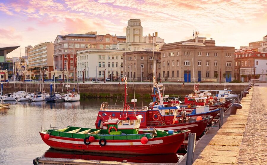 A Coruña: Historic Walking Tour Old Town and Highlights - Calle Real and the modern city
