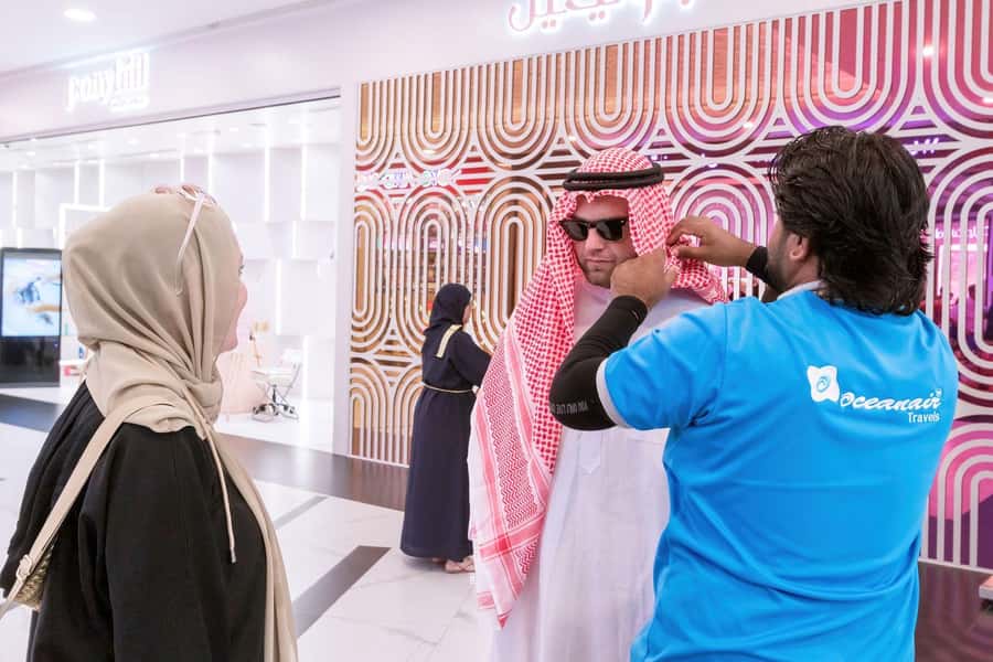 Abu Dhabi: Guided Walking Tour at Sheikh Zayed Grand Mosque - Reflective pools and the final photo stops