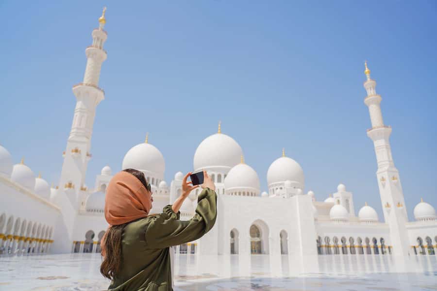 Abu Dhabi: Guided Walking Tour at Sheikh Zayed Grand Mosque - Dress rules are not a minor detail