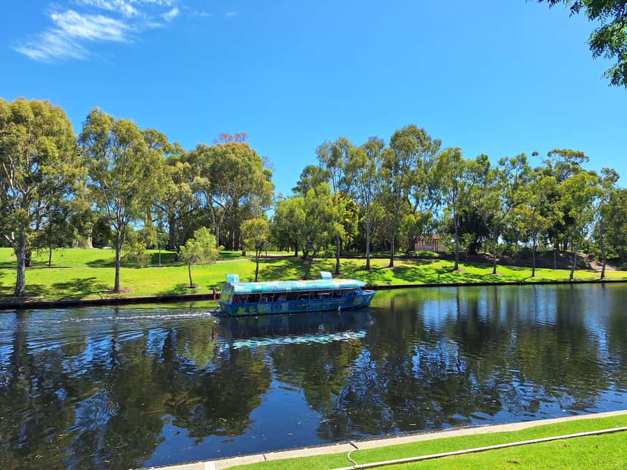 Adelaide: Guided Ultimate Walking Tour with Drink and Snack - The guides are the heart of the experience