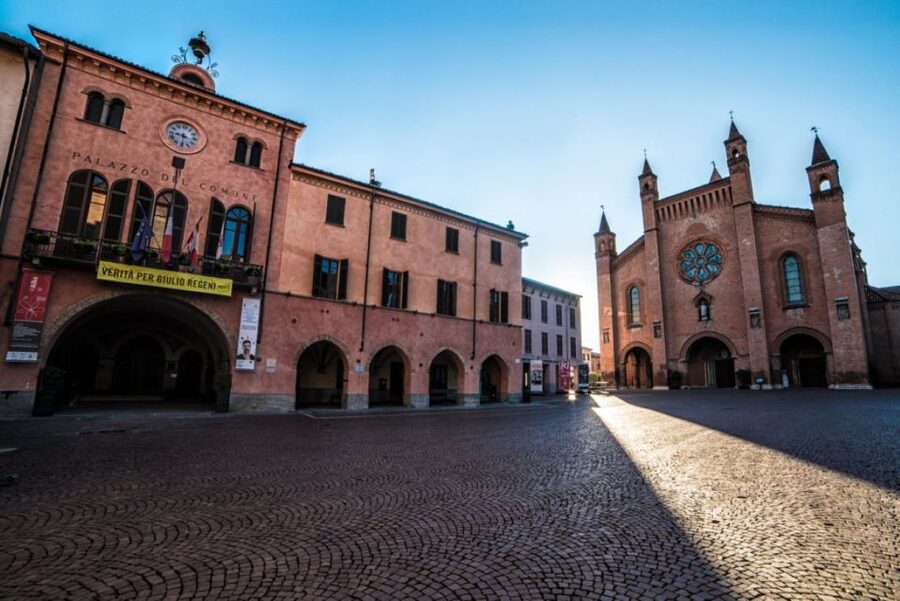 Alba: Historic Town Highlights Guided Walking Tour - Porticos and the pleasure of a sheltered walk