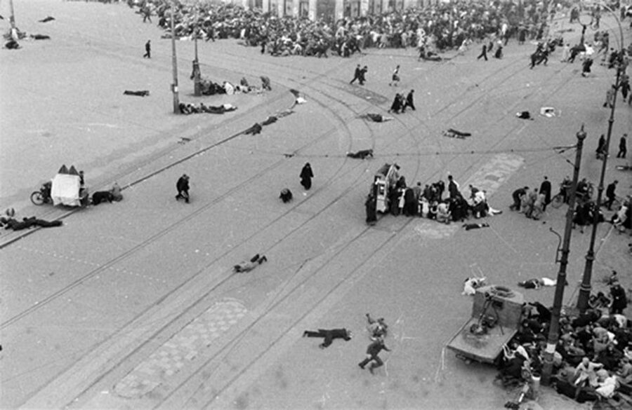 Amsterdam: Anna Frank and World War II History Walking Tour - Amsterdam’s former Jewish district and its wartime story