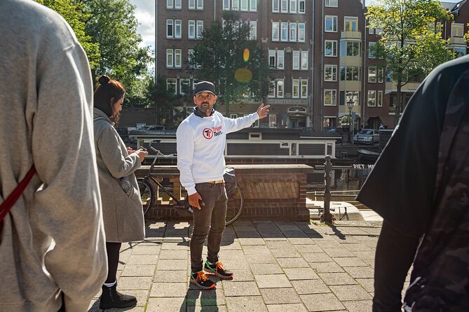 Amsterdam: Anne Frank and World War II Walking Tour (TOP RATED) - Spinoza Monument and Amsterdam’s intellectual tradition