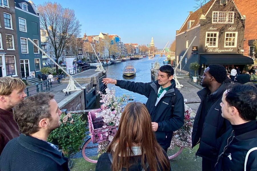 Amsterdam: Anne Frank Guided Small Group Walking Tour - De Silveren Spiegel and stories beyond the Frank family