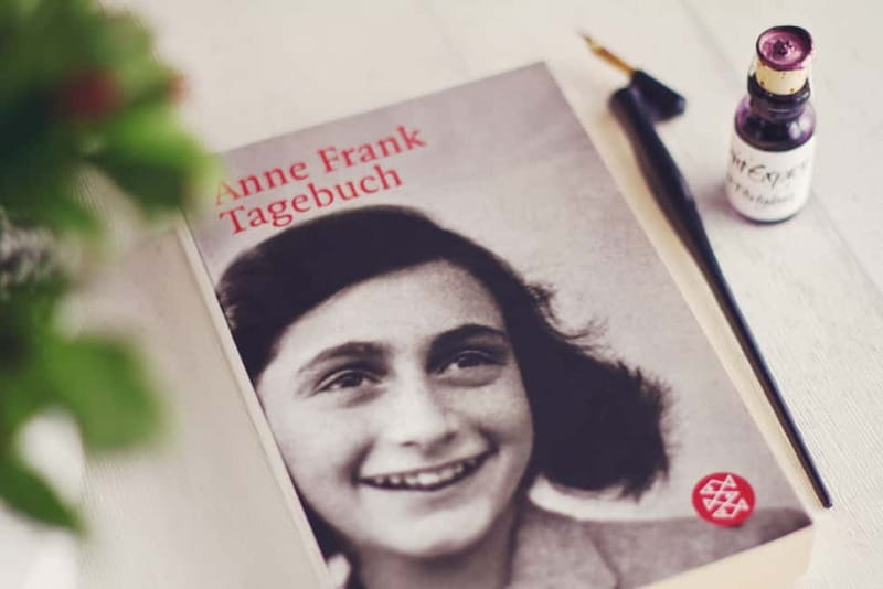 Amsterdam: Anne Frank Guided Walking Tour in DE/EN/IT/ES - Huis de Pinto and Rembrandt House