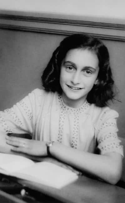Amsterdam: Anne Frank Walking Tour (French) - Dam Square and the Royal Palace