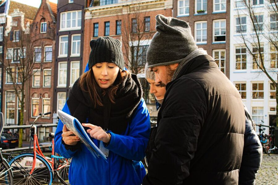 Amsterdam: City Center Walking Tour in italian - Starting beside Dam Square with a blue umbrella
