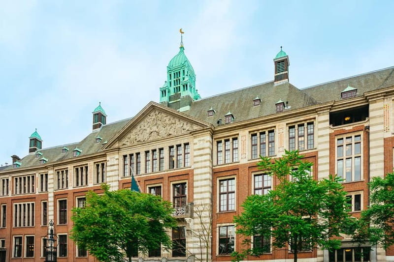 Amsterdam: Cultural Highlights Walking Tour - Returning along the Amstel and closing at the monument