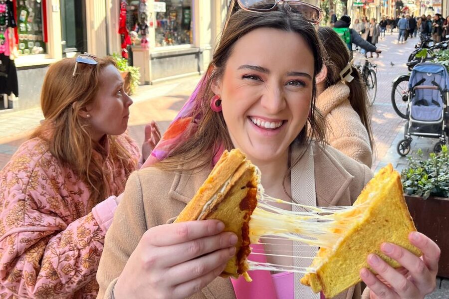 Amsterdam: Food and Culture Walking Tour with Tastings - Begijnhof and the Royal Palace between bites