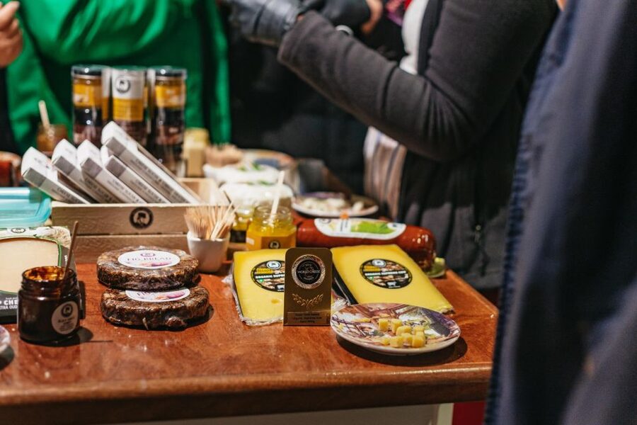 Amsterdam: Food and Culture Walking Tour with Tastings - Dutch classics, from herring to kibbeling