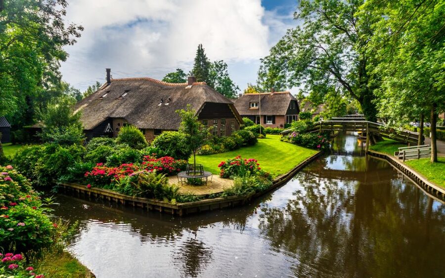 Amsterdam: Giethoorn Tour Scenic Cruise, Cheese & Free Time - Why Giethoorn makes a good escape from Amsterdam