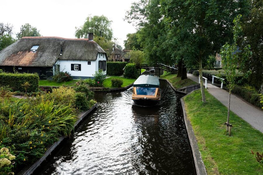 Amsterdam: Giethoorn Tour Scenic Cruise, Cheese & Free Time - The one-hour cruise through Giethoorn