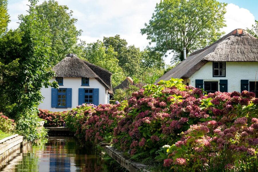Amsterdam: Giethoorn Tour Scenic Cruise, Cheese & Free Time - Three hours to explore at your own pace