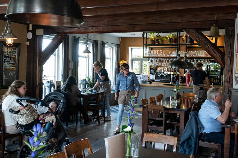 Amsterdam: Giethoorn Tour Scenic Cruise, Cheese & Free Time - Cheese tasting and the discounts
