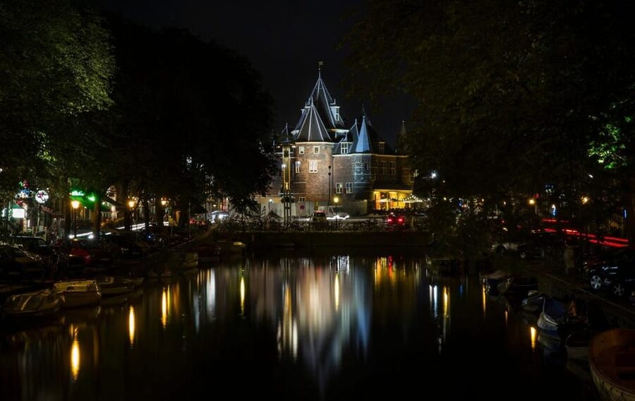 Amsterdam: Haunted History and Ghost Walking Tour - Nieuwe Kerk: royal ceremony and buried memories