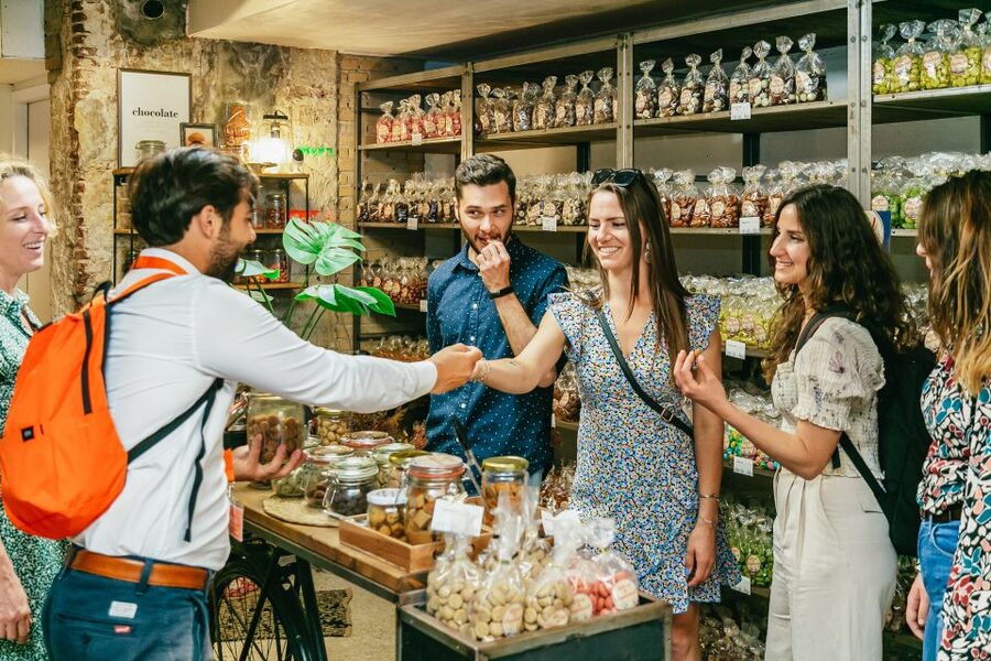 Amsterdam: Historical Highlights Walking Tour with Tasting - Key points at a glance