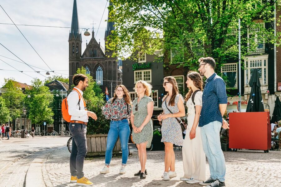 Amsterdam: Historical Highlights Walking Tour with Tasting - A guide-led tour in your language