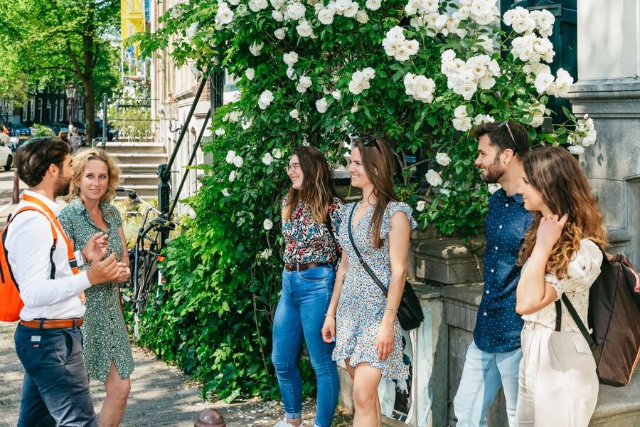 Amsterdam: Historical Highlights Walking Tour with Tasting - Canals, bridges, and Amsterdam’s Golden Age