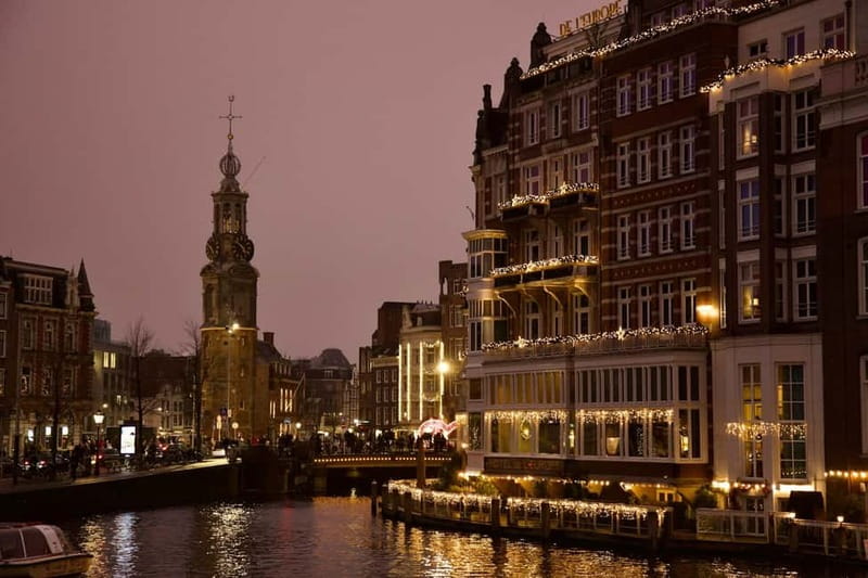 Amsterdam: Iconic Canals & Historic Sights Walking Tour - Begijnhof, a quiet pause behind the city streets