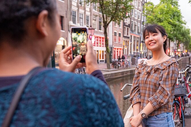 Amsterdam Red Light District Walking Tour in EN/DE/IT/ES - The Oude Kerk and the first windows