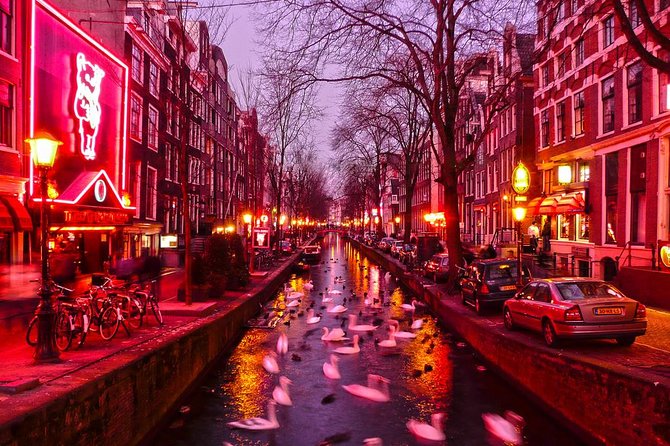 Amsterdam Red Light District Walking Tour in EN/DE/IT/ES - Safety, pimps, and the working reality behind the windows