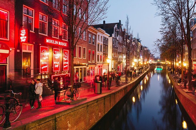 Amsterdam Red Light District Walking Tour in EN/DE/IT/ES - The 1970s peepshow and advice for exploring alone