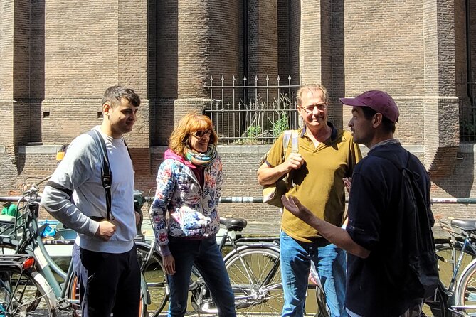 Anne Frank and Amsterdam Jewish History Walking Tour - Kattengat and the hiding place above a bar