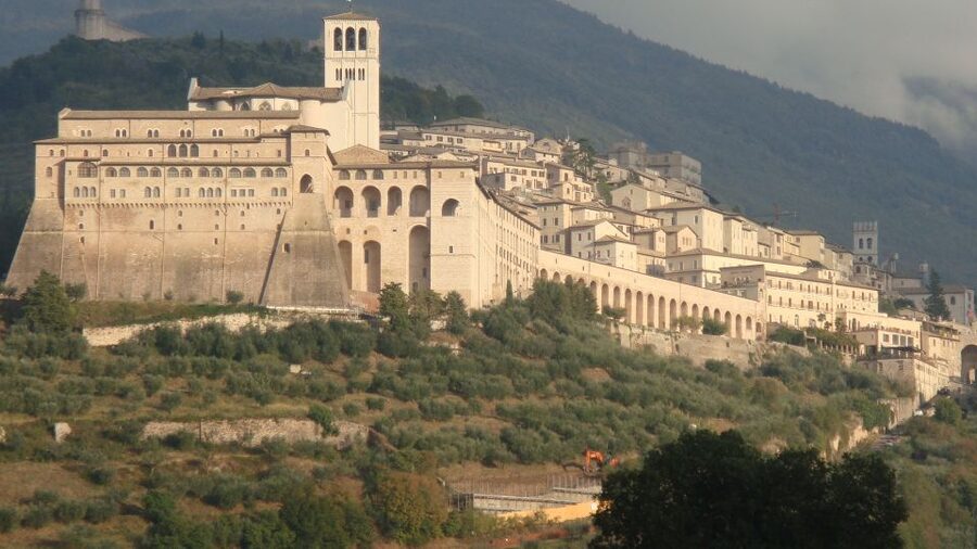 Assisi: Private Walking Tour with St. Francis Basilica - Piazza del Comune and the Roman Temple of Minerva