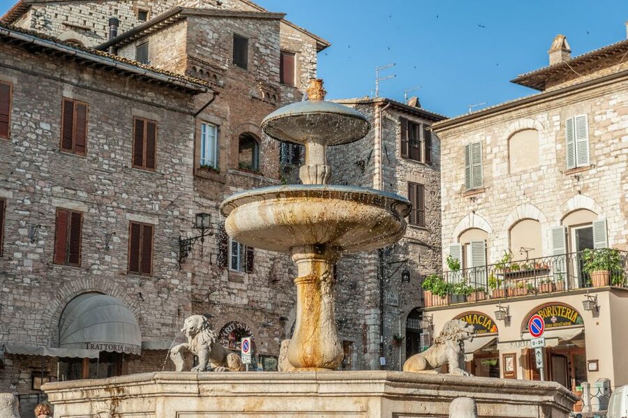 Assisi: Walking Tour with St. Francis Basilica Visit - Walking to the Basilica of Saint Francis