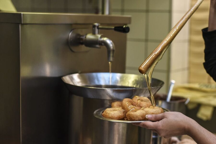 Athens: Ultimate Food Walking Tour with 15 Tastings - Starting at Syntagma with a serious appetite