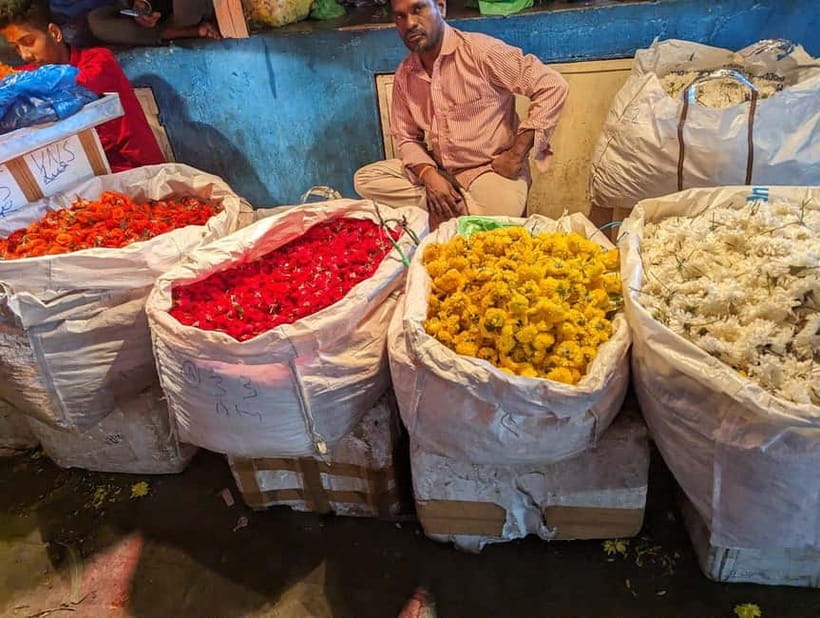 Bangalore: Palace, Temples, Fort & Markets Walking Tour - Bangalore Fort and the city’s changing power