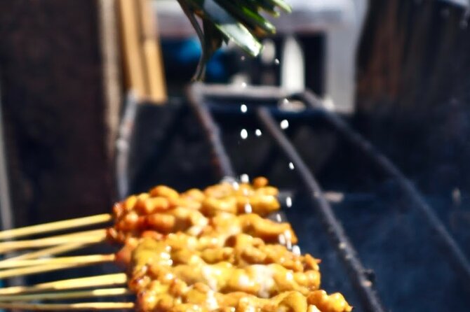 Bangkok by Night Food Tour with 10+ Tastings in Chinatown - The guides are a major part of the value