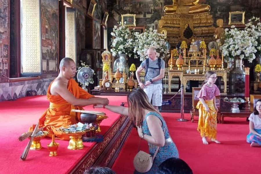 Bangkok: City Highlights and Landmarks Private Walking Tour - Thong Lo shows Bangkok after dark