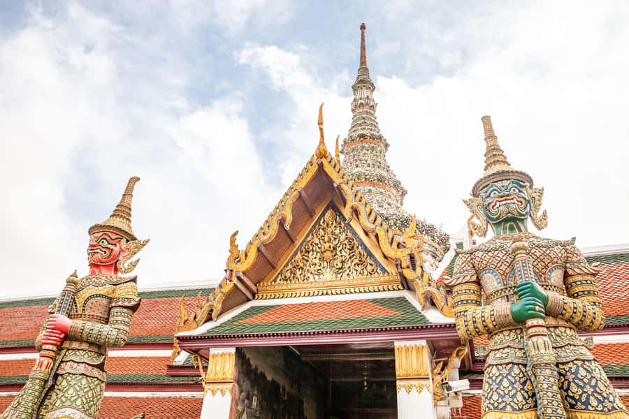 Bangkok: City Highlights Temple and Market Walking Tour - Starting at River City and heading into old Bangkok