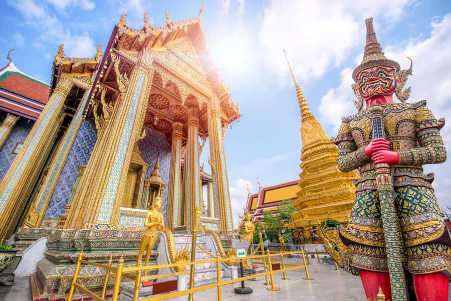 Bangkok: City Highlights Temple and Market Walking Tour - Wat Pho, the Reclining Buddha, and Thai massage