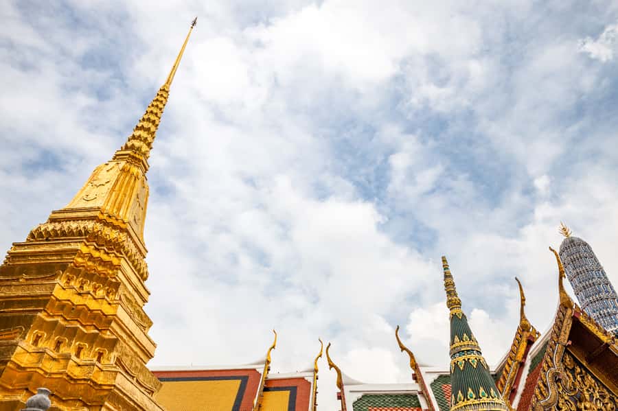 Bangkok: City Highlights Temple and Market Walking Tour - The guide can make or break the morning