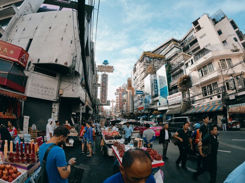 Bangkok: Discover a Taste of Chinatown – 2 Hr Walking Tour - Temples, Buddhism, and the streets between meals