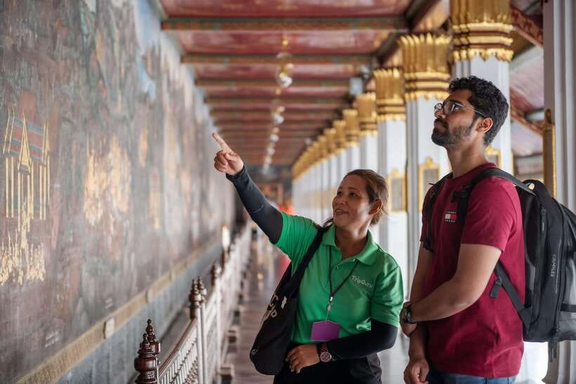 Bangkok: Grand Palace and Wat Phra Kaew Guided Walking Tour - Wat Phra Kaew and the Emerald Buddha