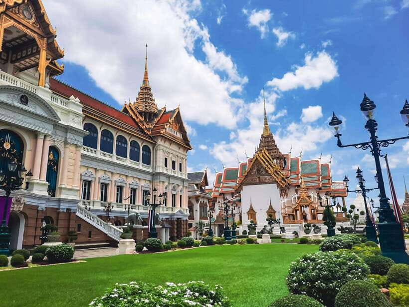 Bangkok: Grand Palace and Wat Phra Kaew Guided Walking Tour - Entering the Grand Palace on foot