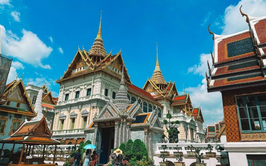Bangkok: Grand Palace, Wat Pho, & Wat Arun Walking Tour - Lunch at a local restaurant