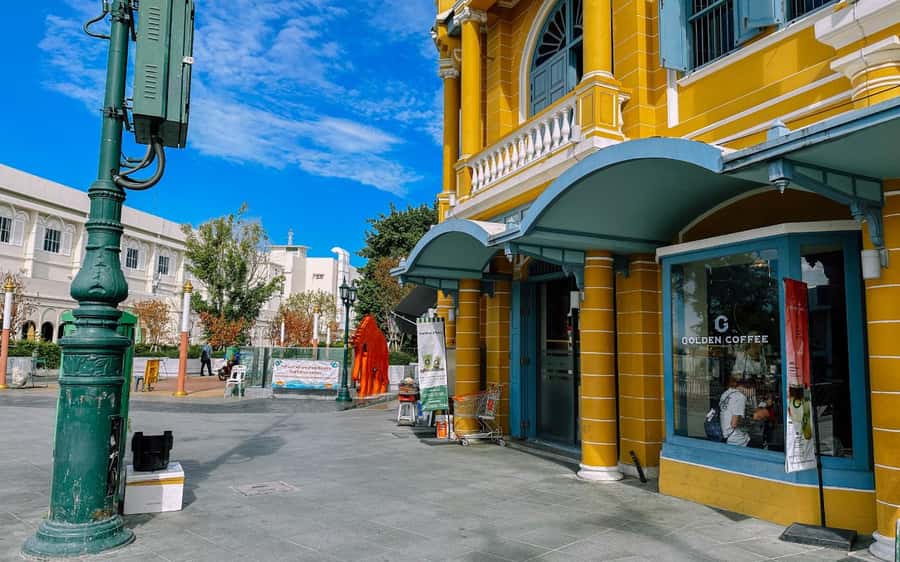 Bangkok: Grand Palace, Wat Pho, & Wat Arun Walking Tour - What the guides add to the day