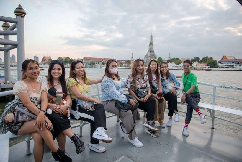 Bangkok: Wat Pho and Wat Arun Guided Walking Tour - Crossing to Wat Arun’s riverside towers