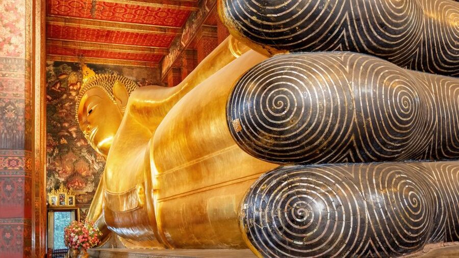 Bangkok: Wat Pho and Wat Arun Guided Walking Tour - What the guides add to the experience
