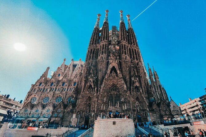 Barcelona Architecture Walking Tour With Casa Batlló Upgrade - Casa Amatller adds a taste of local life