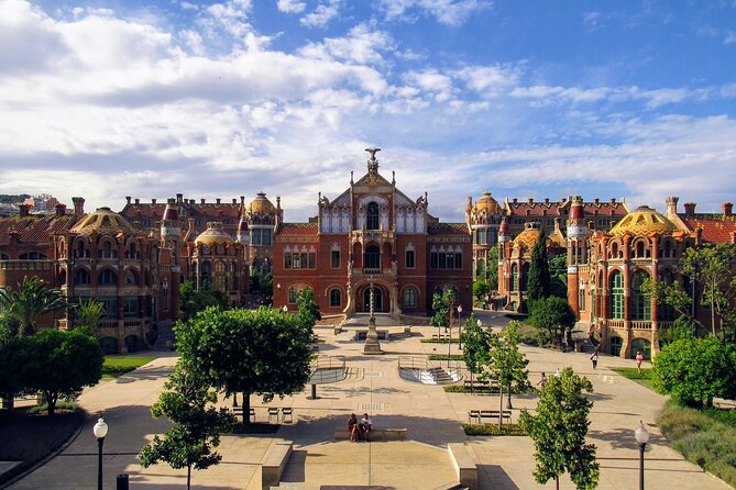 Barcelona Architecture Walking Tour With Casa Batlló Upgrade - The guide can make or break the experience