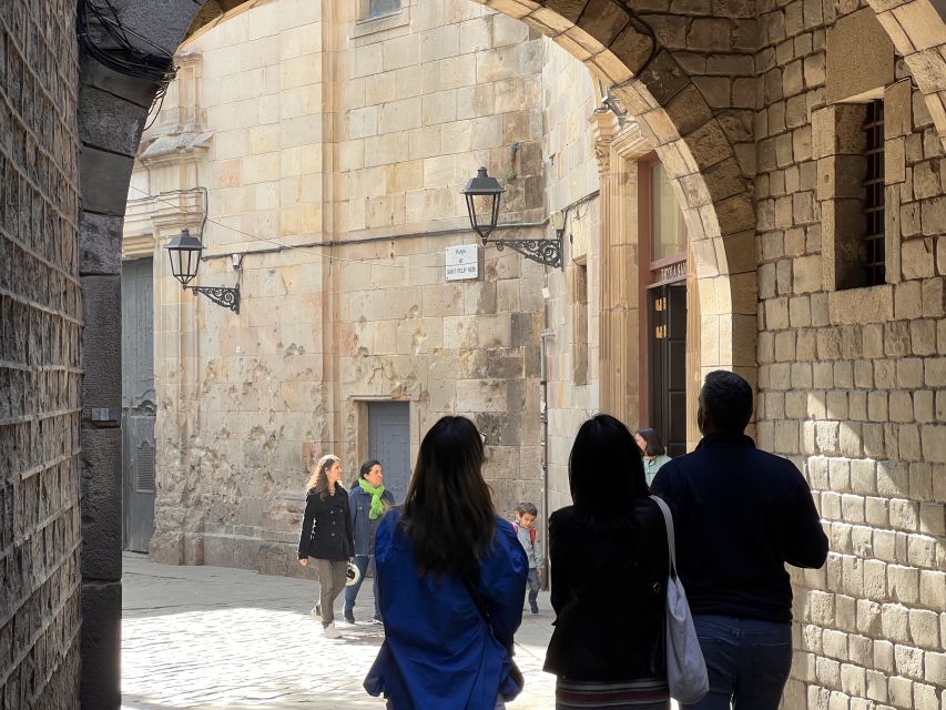 Barcelona: Barri Gotic Small Group Walking Tour - Photo stops beyond the obvious sights