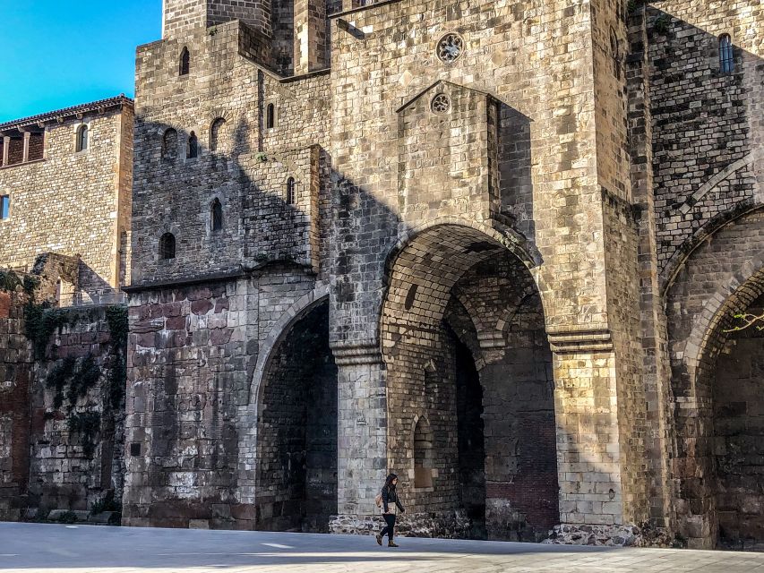 Barcelona: Barri Gotic Small Group Walking Tour - What the small-group format feels like