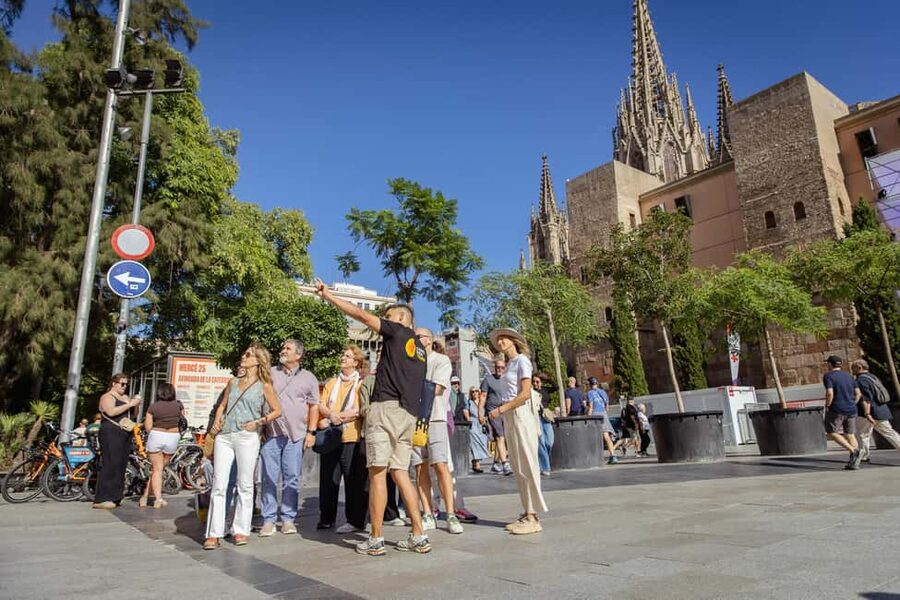 Barcelona: City Walking Tour with a Local Guide - The Kiss of Freedom and the meaning of public art