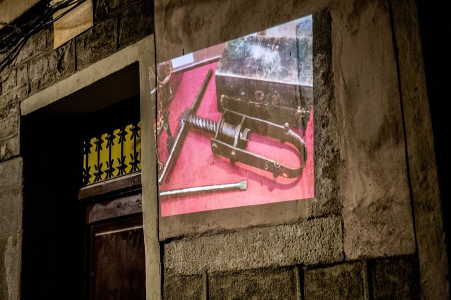 Barcelona: Dark History Night Walking Tour - Why the projector and props help